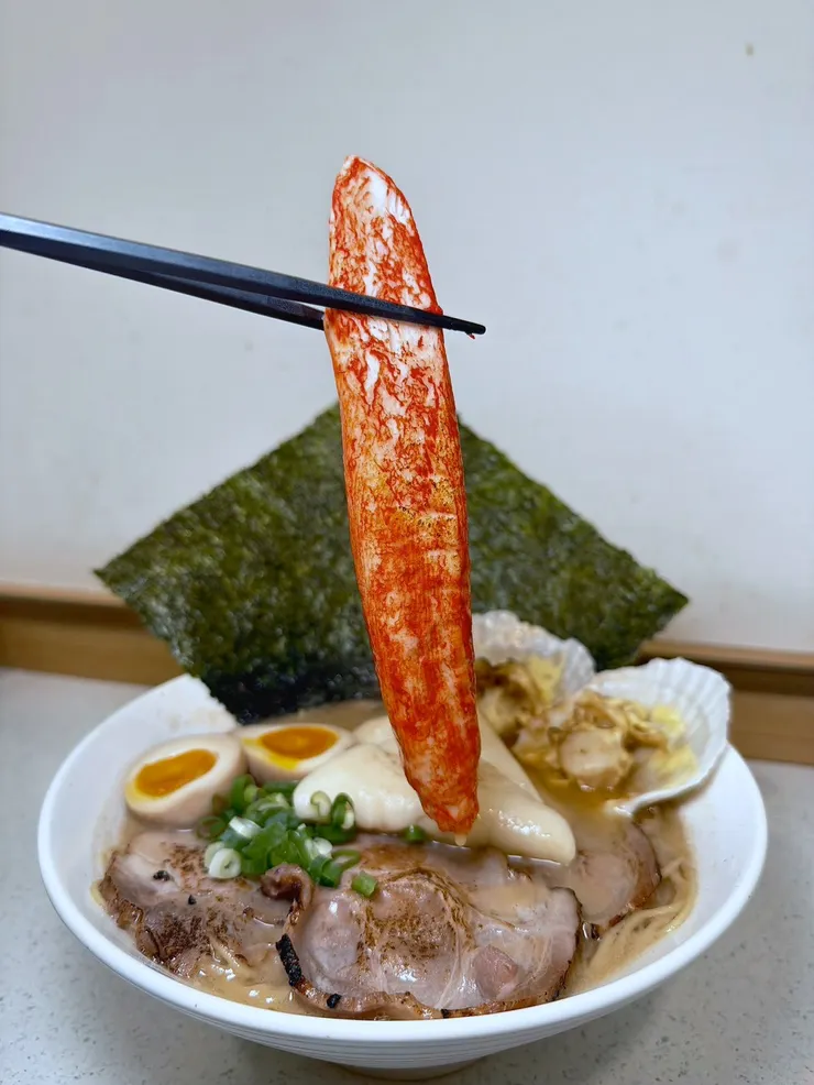 豐富的海味配料，讓這碗平價拉麵瞬間升級豪華海陸餐。