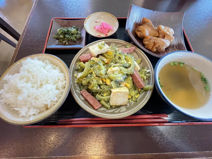 沖繩炒雜菜是沖繩的代表性料理,這道由苦瓜、午餐肉、蛋和豆腐組成的家庭料理,就像沖繩的命運一樣不斷與日本(豆腐)、美國(午餐肉)交纏著……