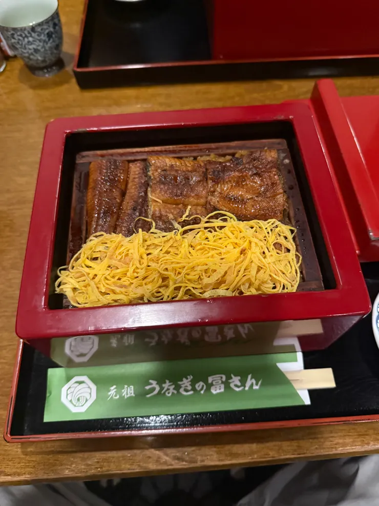 打開蒸籠盒，鰻魚的香氣撲鼻而來。