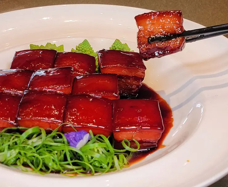 ▲常州東坡宴中秘製蘭陵東坡肉是經過改良的具有江南特色的酒糟扣肉，色紅如瑪瑙，味潤如脂膏，伴隨淡淡酒香。（攝影／水靜葳環遊世界366天）