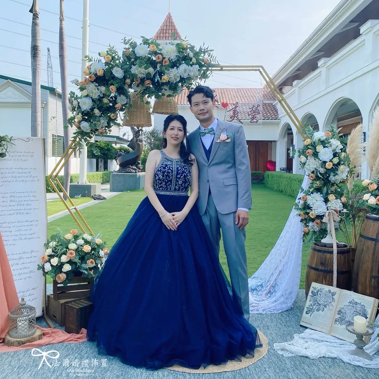 #阿勇家餐飲事業-漂亮園-戶外婚禮-心動甜美橘佈置-法爾婚禮佈置 在#阿勇師漂亮莊園的戶外婚禮現場,以「甜美橘風」與自然光下的金色拱門與花藝層次,打造出浪漫自然的婚禮拍照背板。 整體佈置以溫柔橘白花藝、金色幾何拱門與自然系元素結合, 呈現質感莊園風格,完美襯托新人幸福時刻。 預約洽詢開放中,讓你的婚禮從此閃耀不將就。 私訊預約諮詢,帶著你的夢想,我們來實現! 用專業佈置,讓你的故事閃耀動人! 讓我們一起見證您人生中最重要的時刻! 歡迎FB或 IG私訊詢問與我們預約哦~ *平日一~五下午 2:00 到晚上 9:00 都可以預約來門市哦!! *(若需假日前來可以另外和我們再約時間哦!!) 法爾婚禮佈置地址: 台南市東區文化路131號 車子可以直接停在我們門口喔!~ 台南婚禮 #台南婚禮佈置推薦 #台南婚禮佈置 #南部婚禮佈置 #高雄婚禮佈置 #嘉義婚禮佈置 #屏東婚禮佈置 #婚禮佈置 #家宴婚禮佈置 #戶外婚禮佈置 #台南婚禮 #FARweddings