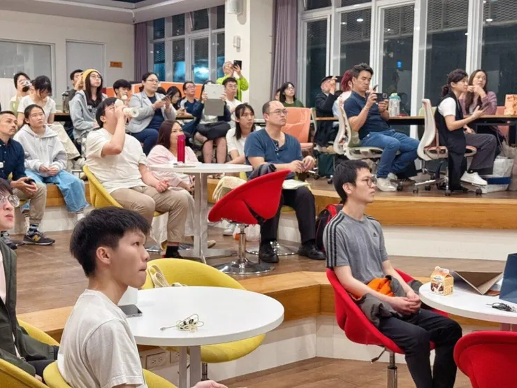 「 先有社交，再有成交 」自媒體商業化講座，吸引青年學子和產業菁英慕名而來。