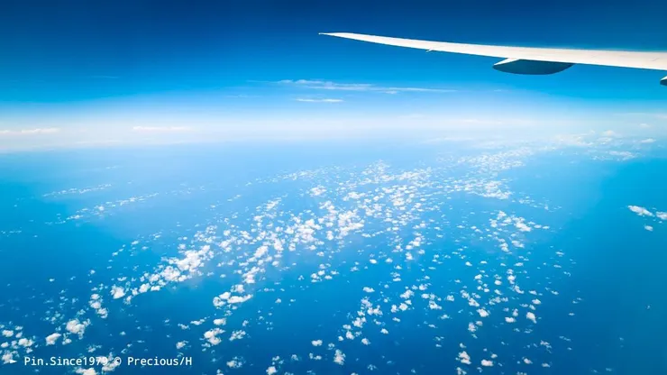 高空航行雲絮點綴成河