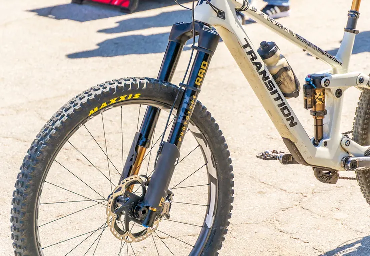 行程、重量、上市時間,以及設計用途目前都還有些神秘。如果這款產品真的進入量產,它將會是目前唯一一款由主流大廠生產的倒立式前叉。