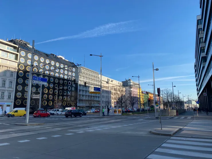 從車站走出來遠遠就能看到我們的飯店～