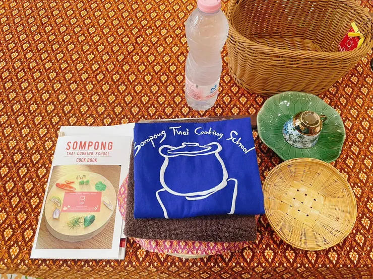 每個人位子上都有水、圍裙、毛巾、食譜跟茶杯