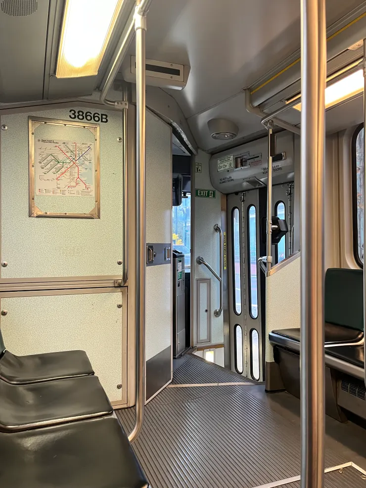 司機旁地面會劃設一條白線或黃線，這個線是不可踰越的，會被司機趕到線後面去