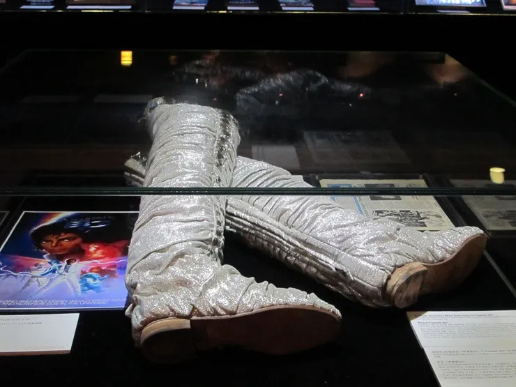 看《Captain EO》很少留意到這對靴子，因為一來他的服裝全身都是白色，二來通常都只會留意他的臉和舞步，現在可以看清楚了。