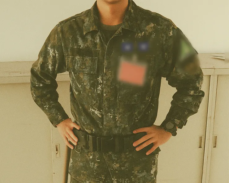 服役於八軍團564旅裝騎連的那年，我是名義上的士官，實際上是門口的客服人員。