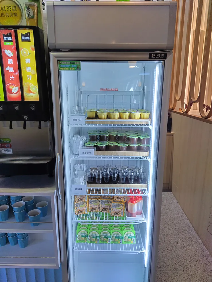 甜點也很多種類，布丁、檸檬茶凍、咖啡凍、中華豆花