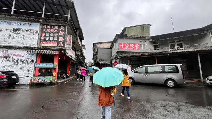 停車不易，徒步走五分鐘到老街。