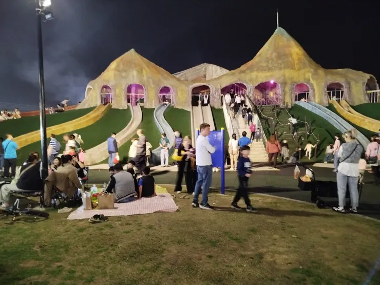 夜晚的獅山公園依然明亮