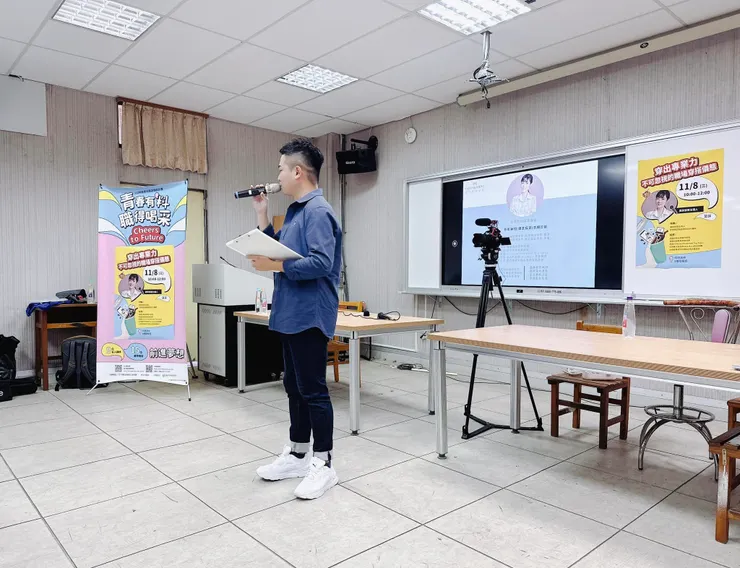 等候主持人開場