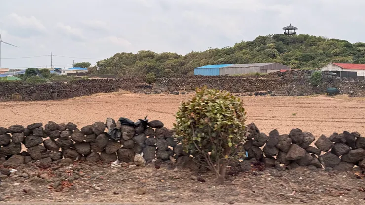 跟澎湖很像都用石頭堆牆檔海風