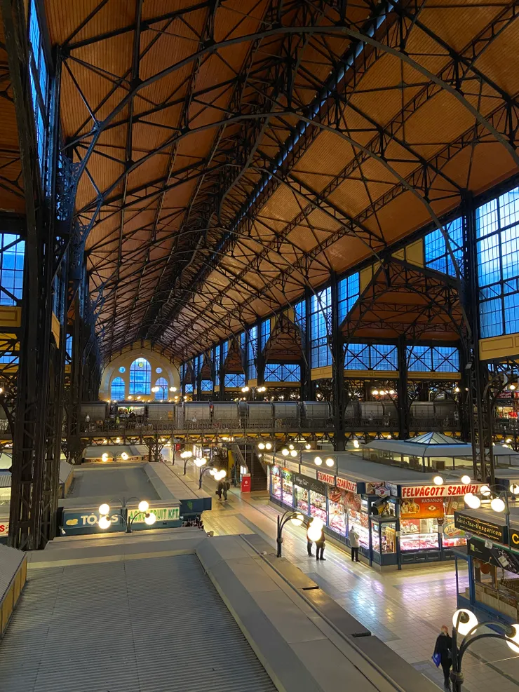 空蕩蕩的布達佩斯中央市場,這挑高的設計我給過100分,重點是超級乾淨!!!