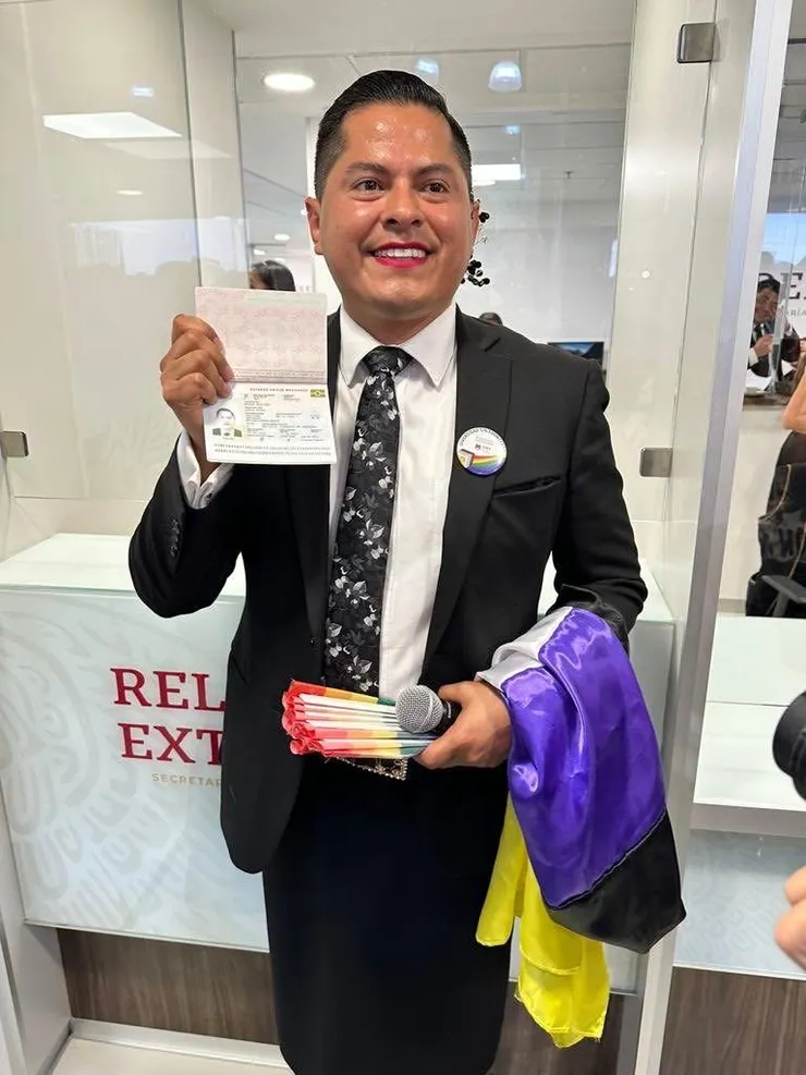 Ociel Baena開心秀出自己的「非二元性別」護照。（圖片來源／X@m_ebrard）