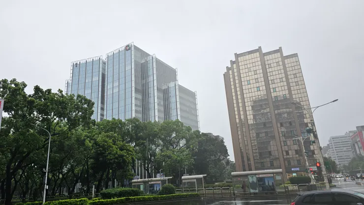 左邊那棟就是臺北嘉佩樂酒店!