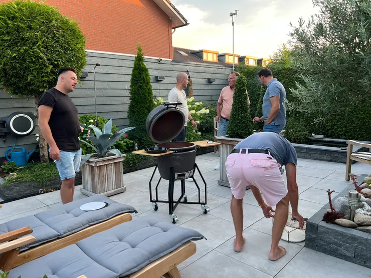 一群著迷烤肉的男人