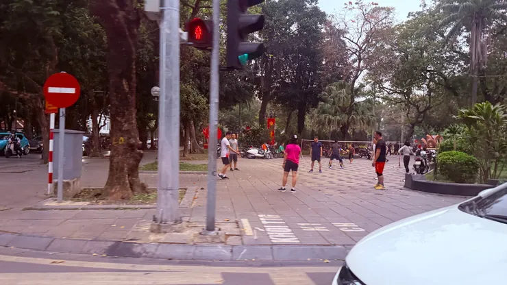 搭車看見公園入口打羽球的人們