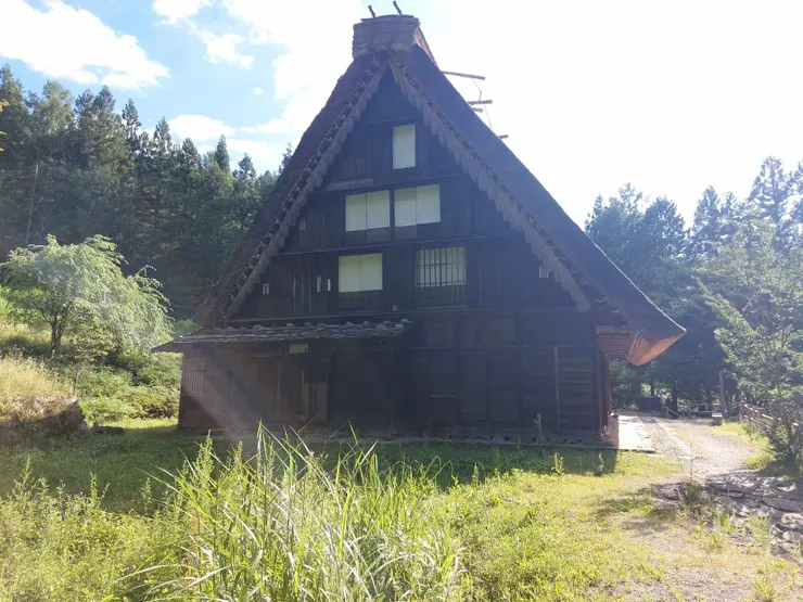 太陽出來照到合掌屋，又是另一種風景