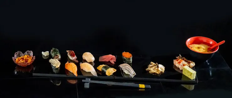 千元無菜單料理，顧客就能品嚐13道鮮美食材還有一碗鮮魚味噌湯，性價比很高。圖/宏洋酢壽司提供