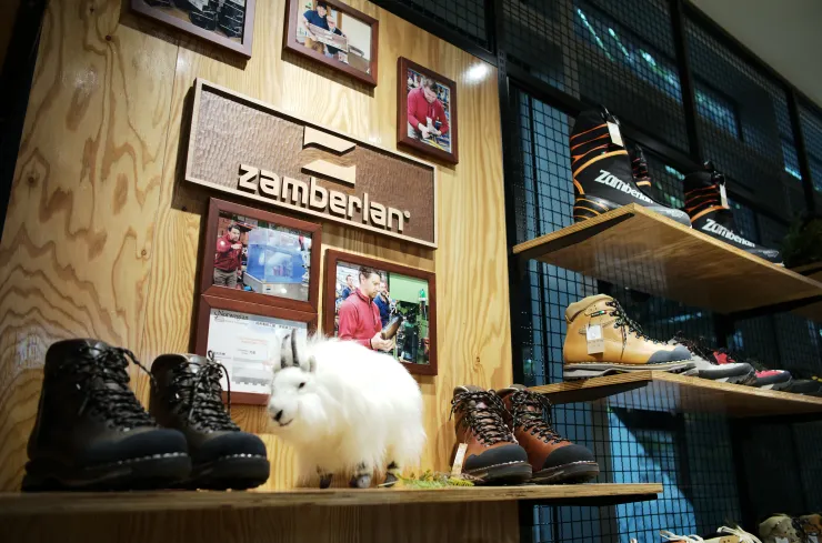 Zamberlan專區，有一隻可愛的雪羊...是真的雪羊啊啊啊！