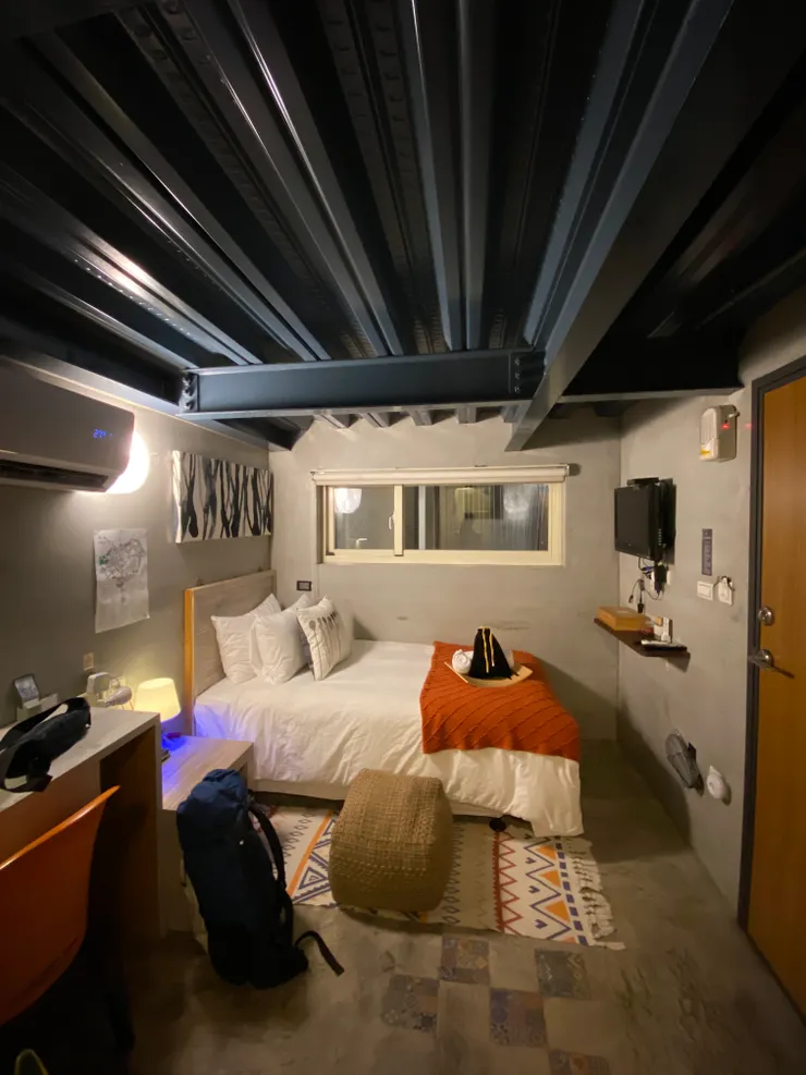 房間環境照，小巧可愛又舒適，房間還有芳香精油讓我很放鬆又好睡(?)