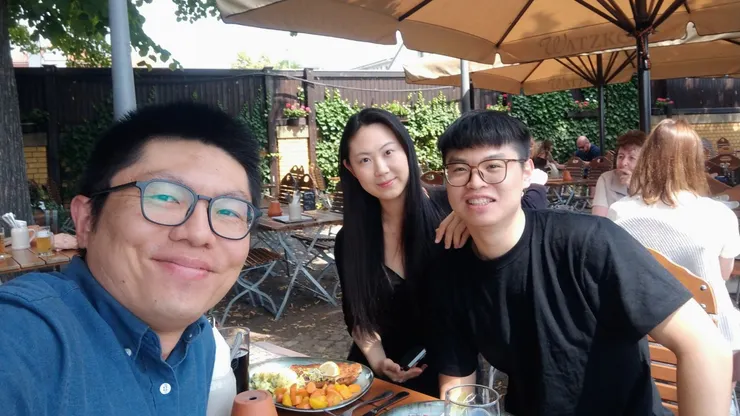 我跟我同學說,我覺得他長得像聶永真,他女友長得像劉若英。他沒聽過聶永真,他女友說以前也有人說他像奶茶