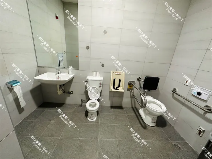 如果不是行動不便，此臺灣館無障礙親子廁所尚可。