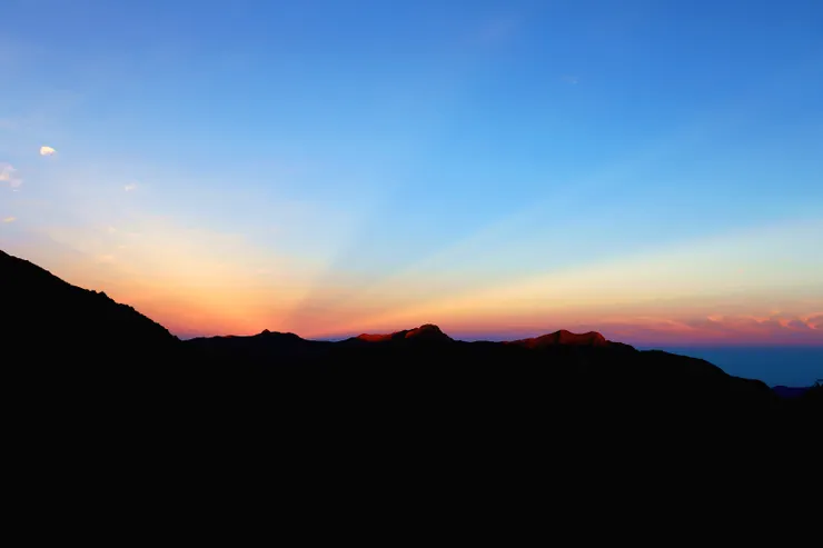 為了避開午後雷陣雨，3:50摸早黑起登