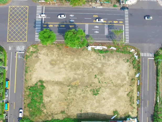 很典型的三面臨路建築基地