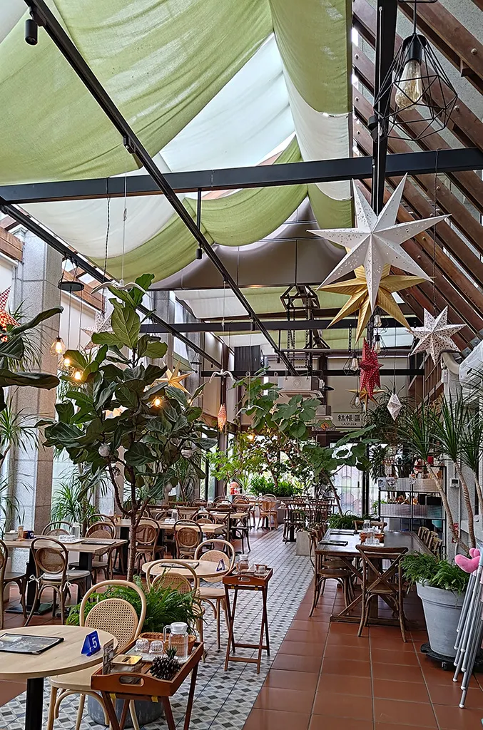 挑高玻璃屋的用餐區