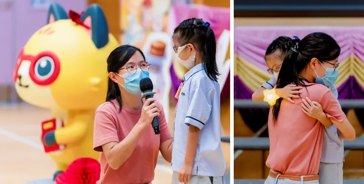 一位媽媽當眾跟女兒致歉，女兒立刻向母親報以深情的擁抱，現場環境感人

