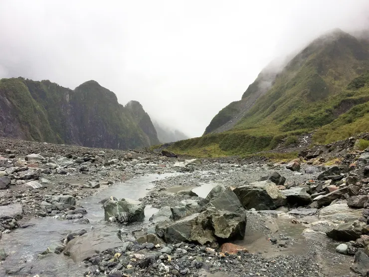 走在下游的冰河床上