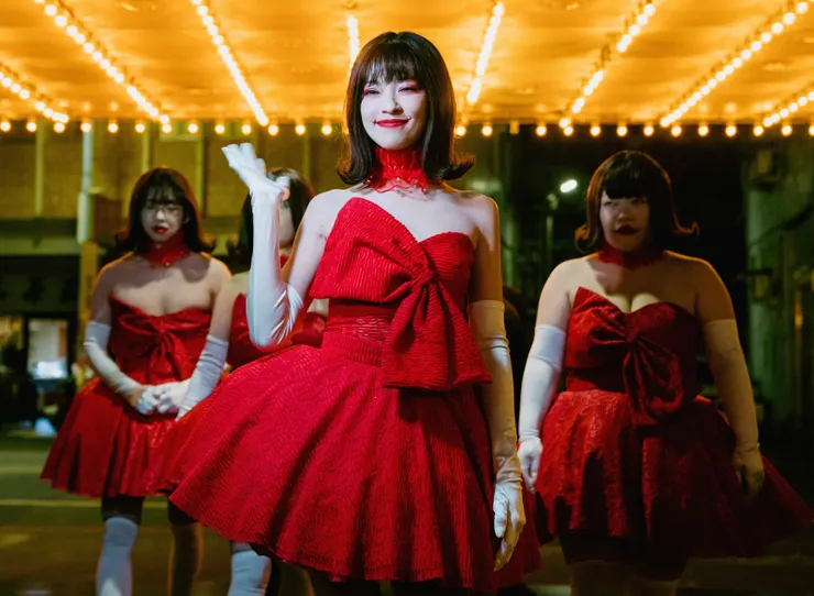 潔西卡（姚以緹）的紅色舞衣令看過《藍色恐懼》的人會心微笑，但電影裡並沒有解釋兩者之間的關係，令彩蛋變成腦補。