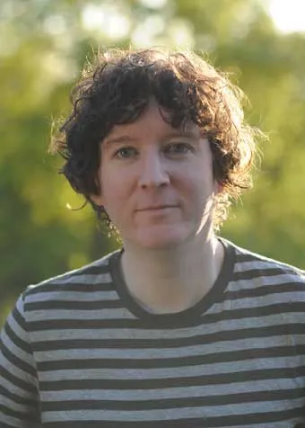 蘇格蘭創作歌手 Ally Kerr（Ally Kerr 提供，採 CC BY-SA 4.0 授權），短棕髮自然捲、膚色白皙，眼神微笑。