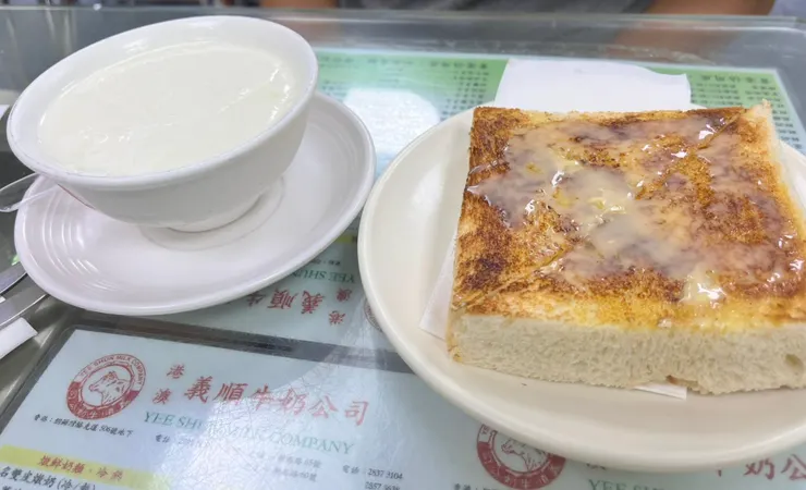 雙皮燉奶跟煉乳西多士，油油的西多士好香啊，但吃太多好像會胖。