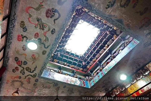 （永貞宮廟內天井，遙控開合）