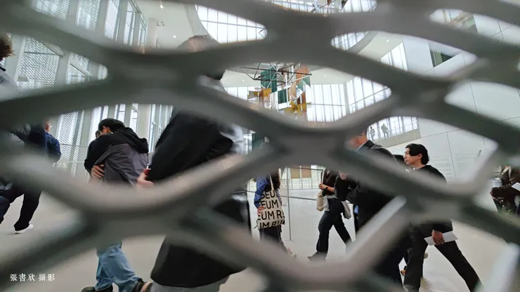 看看這複雜的鋼構與擴張網接合，這不只是美學的勝利，更是成本控制的教科書