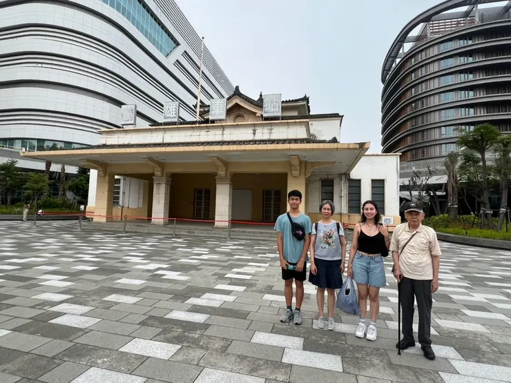 我們在舊火車站前照相，上面的「高雄車站」的字已經很斑駁了