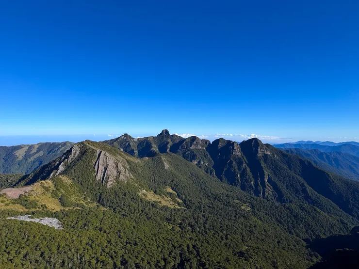 大小霸前面那三座雄偉的山體不曉得是什麼山？？ 
