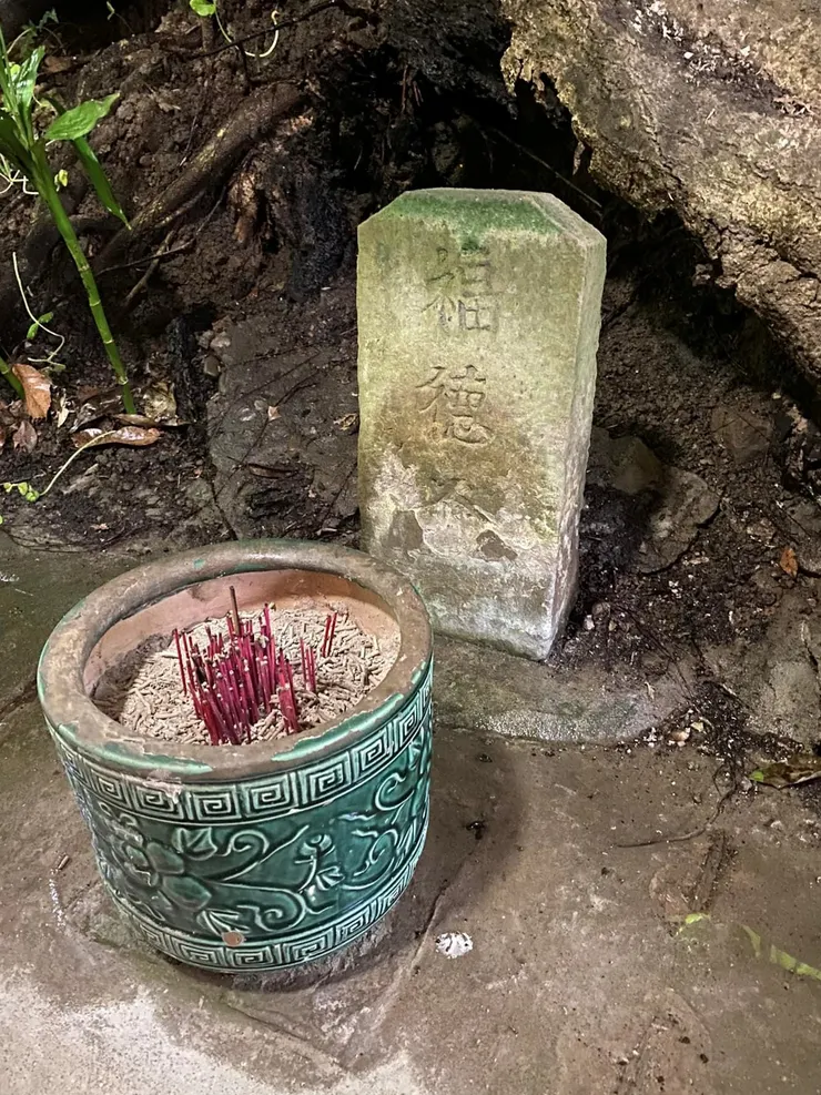 下埔福德廟後方有古老的石碑 刻著福德爺 是從前祭祀土地公的方式