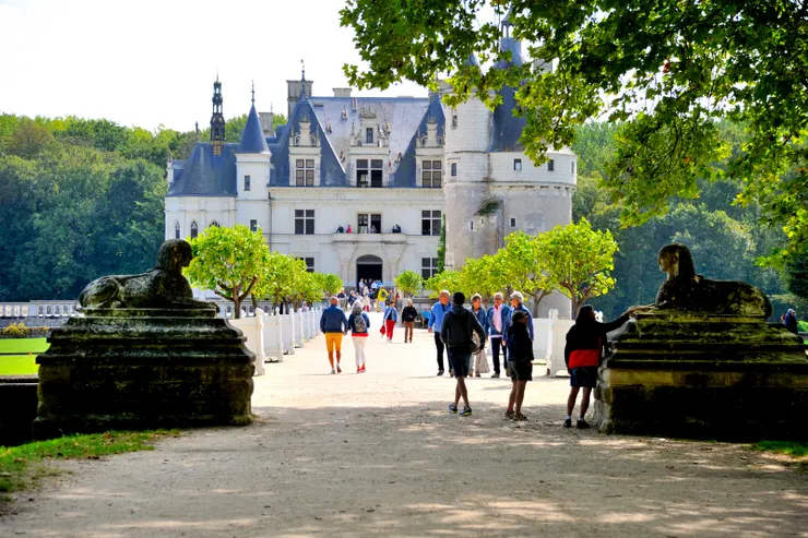 【往城堡梧桐大道盡頭處的一對人面獅身石雕。】