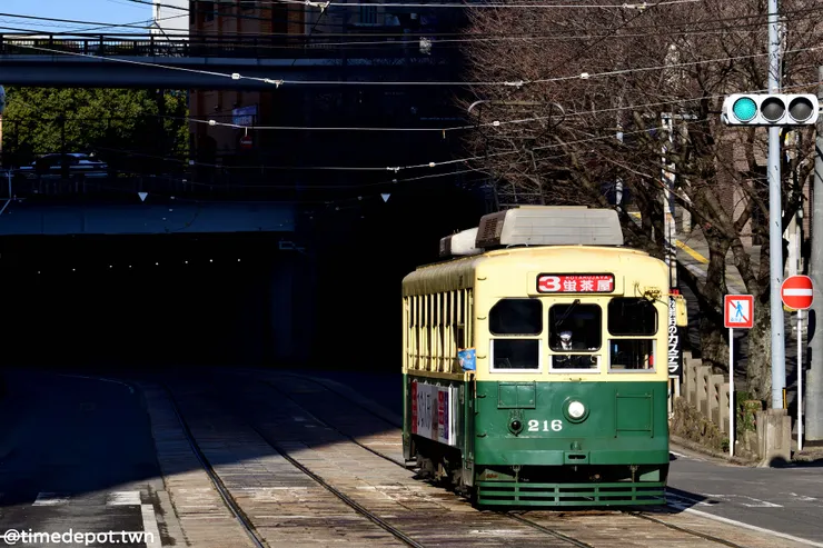 往螢茶屋的3號系統電車穿過櫻町的停車場和陸橋下方，接近市役所站
