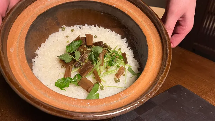 底部有鍋巴的地方，吃起來更有口感。