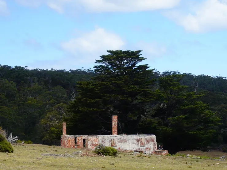 四處散落著工廠的陳跡