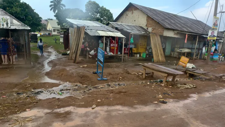 雨後,市集周邊的道路非常泥濘,垃圾也隨之亂流。
