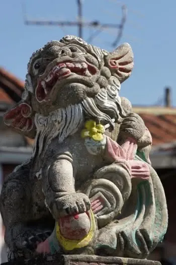 一戶人家門前的石獅