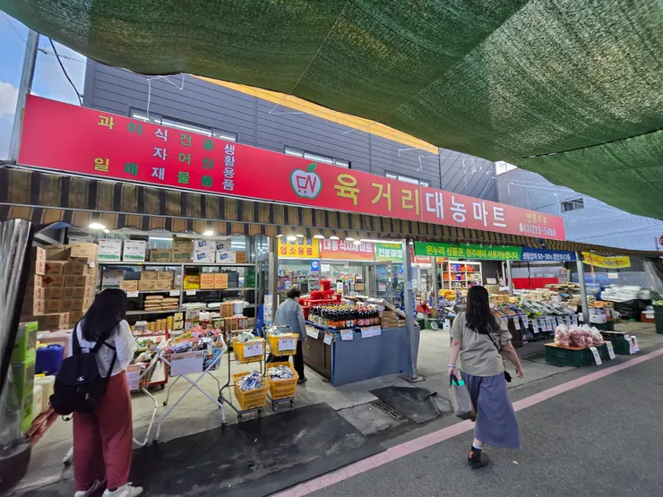 『六街綜合市場』小巷內的小超市