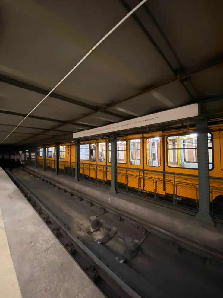 Vörösmarty tér地鐵站的天花板很有年代感,還有他的階梯@@